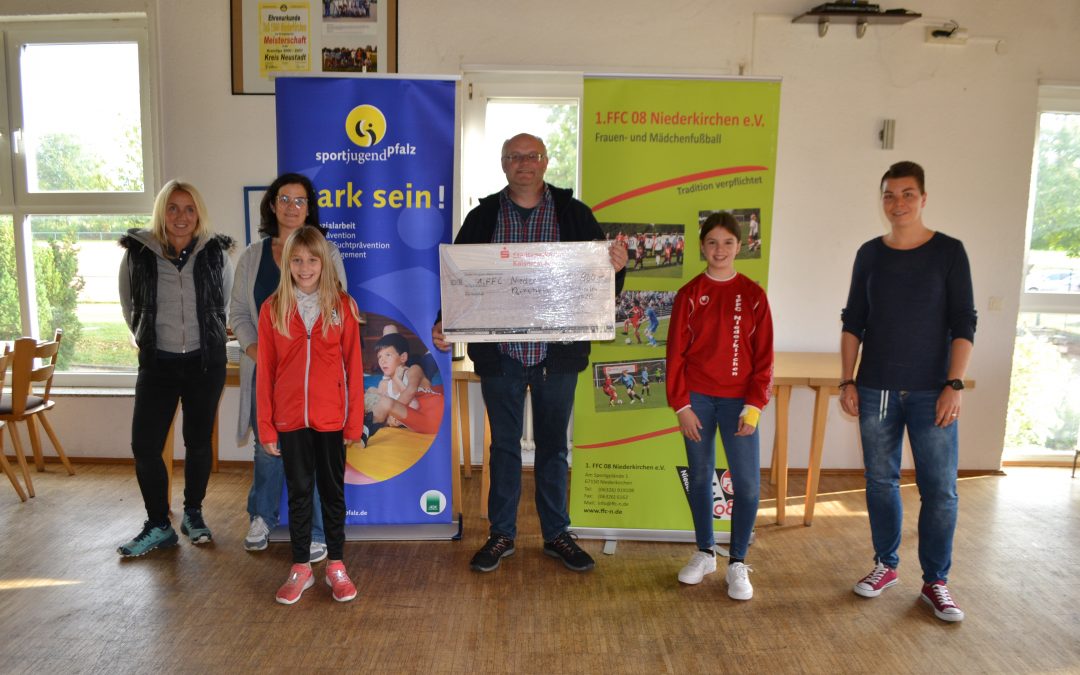 Fit fürs Leben – Der 1. FFC 08 Niederkirchen erhielt 900 Euro für sein soziales Engagement
